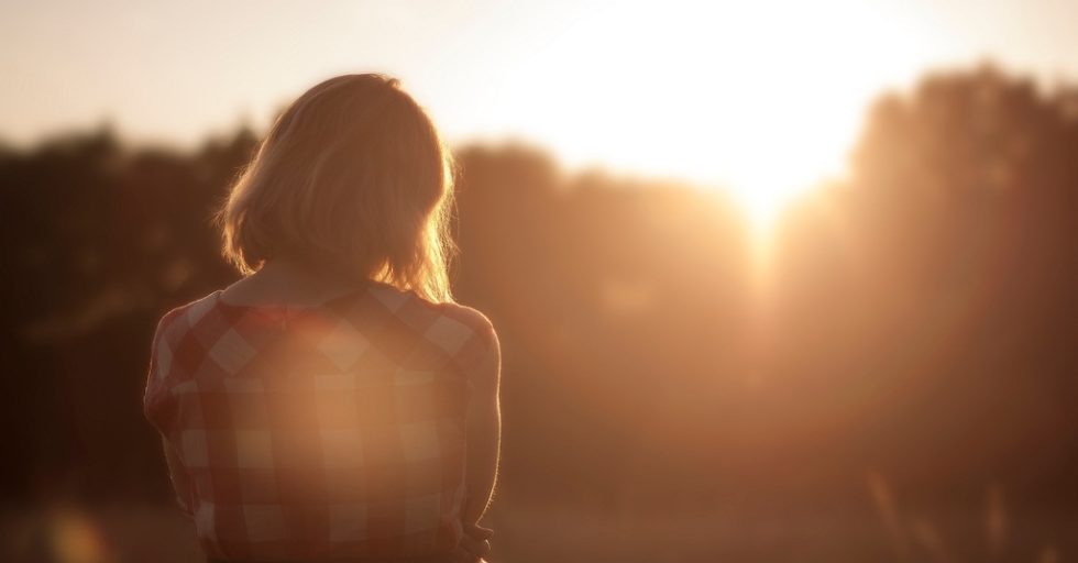 hand-person-light-girl-sun-sunset-926664-pxhere.com